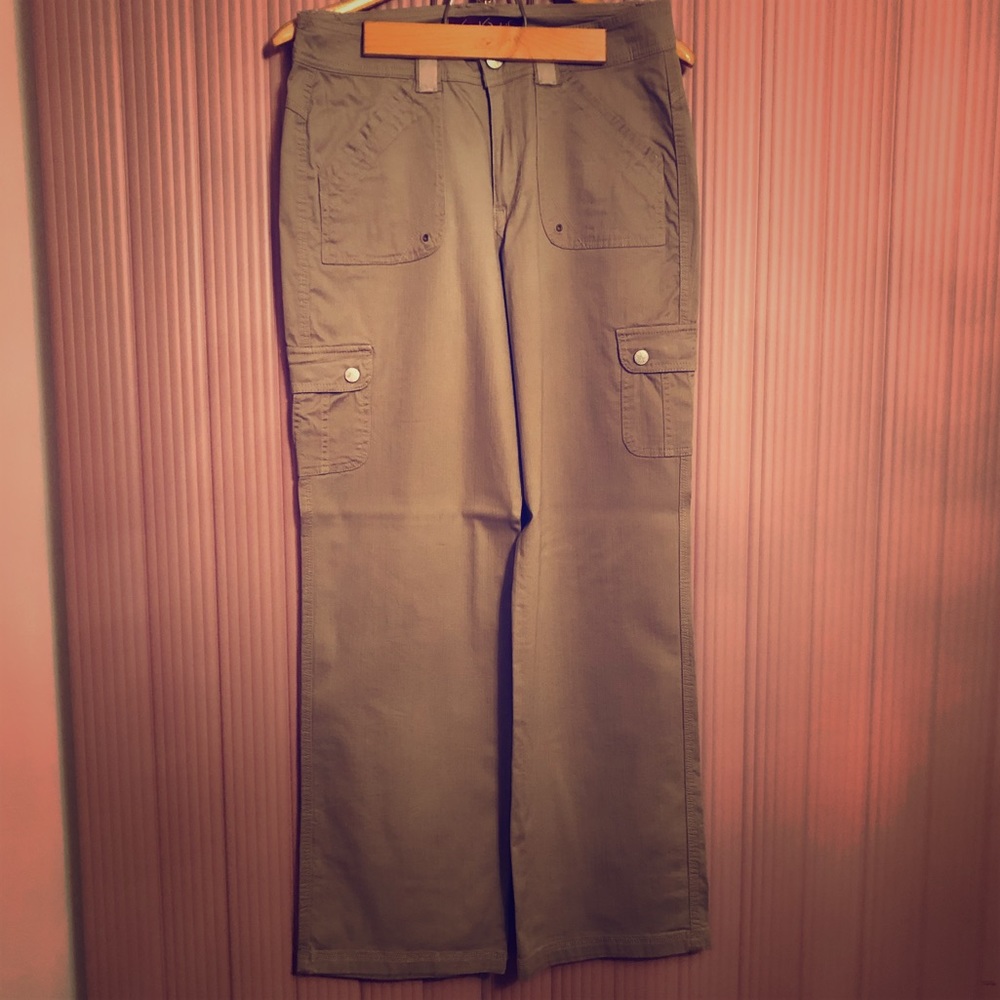 NWOT Gloria Vanderbilt cargo-type khaki pants.